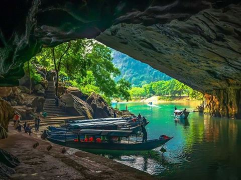 Day 6: Phong Nha-Ke Bang: by boat into Phong Nha Cave and up to Tien Son Cave