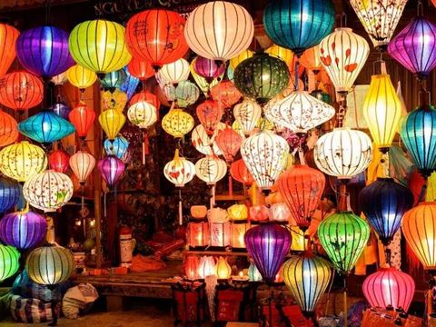 Day 5: Hoi An on foot: the market, Phuc Kien hall, an old merchant house, the Japanese Bridge and a lantern on the Thu Bon