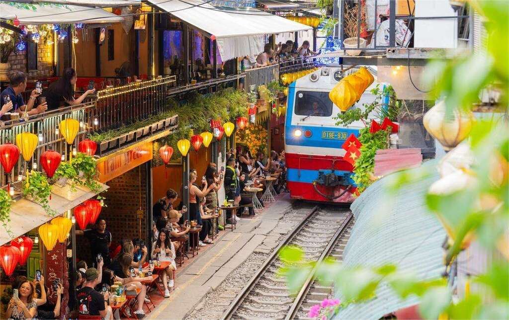 Hanoi Halong Bay Tour: 3 Days of Coffee, Caves and Street Food