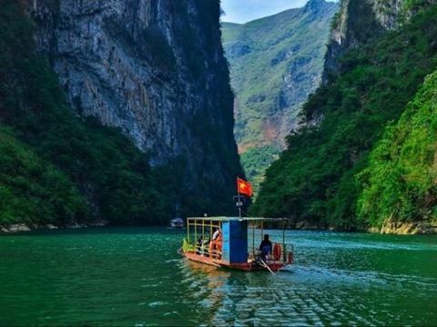 Day 4: By boat through Tu San Canyon, then the M and Sa Ly passes to Du Gia