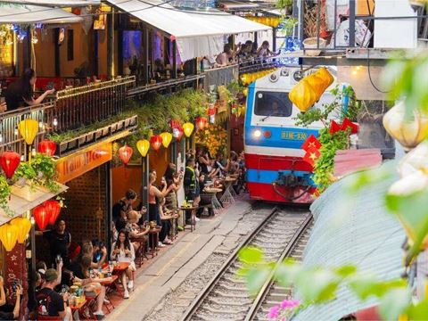 Day 3: Hanoi by hop-on bus, Hoa Lo Prison, a street food walk and Train Street