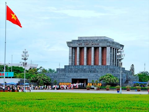 Day 2: Hanoi by car and on foot: the lakeside pagoda, the Ho Chi Minh complex and Hoa Lo