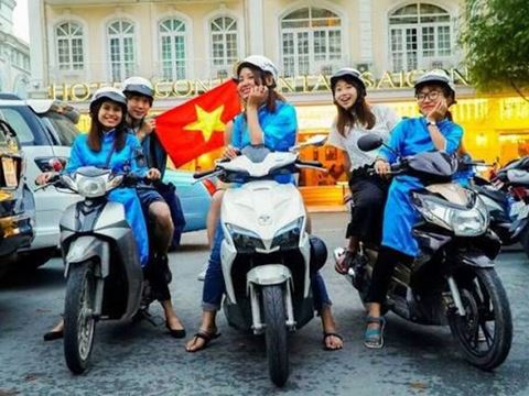 Day 2: Saigon backstreets by scooter: Nguyen Thien Thuat, che at Ban Co Market, Districts 10 and 5 and the medicine streets of Chinatown