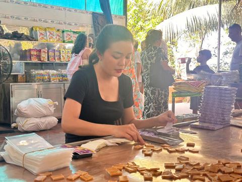 Day 3: Mekong Delta day: a boat past the four islands, a rowed sampan on Thoi Son, a bee farm and the coconut candy kitchens