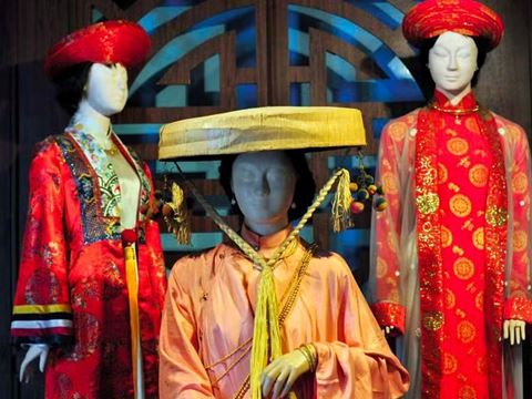 Day 2: Hanoi’s guided day: the West Lake pagoda, the mausoleum square, Hoa Lo and the Temple of Literature