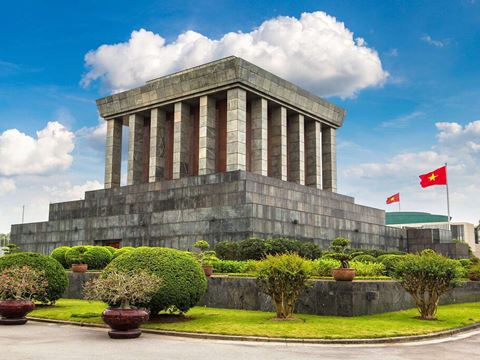 Day 2: Hanoi’s guided day: the West Lake pagoda, the mausoleum square, Hoa Lo and the Temple of Literature