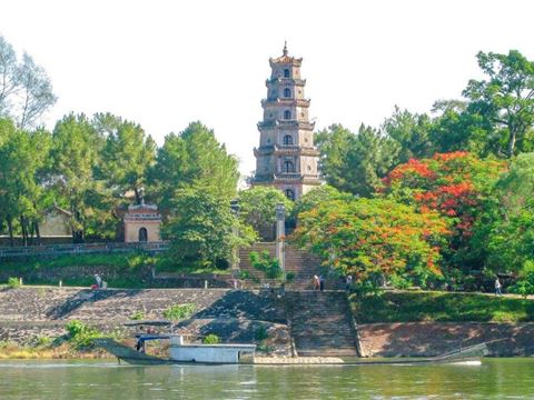 Day 9: Hue by dragon boat and car: the Citadel, Thien Mu Pagoda and two royal tombs