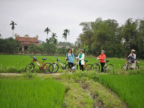 Day 10: Thuy Bieu village by boat and bicycle: garden houses, incense and tea jam