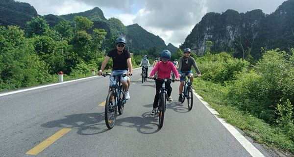 Cat Ba and Lan Ha Bay Cycling Tour: 2 Days from Hanoi