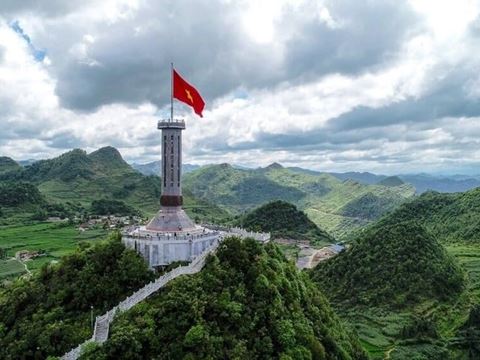 Day 3: Tham Ma Pass, Lung Cu Flag Tower and the Ma Pi Leng Pass to Meo Vac