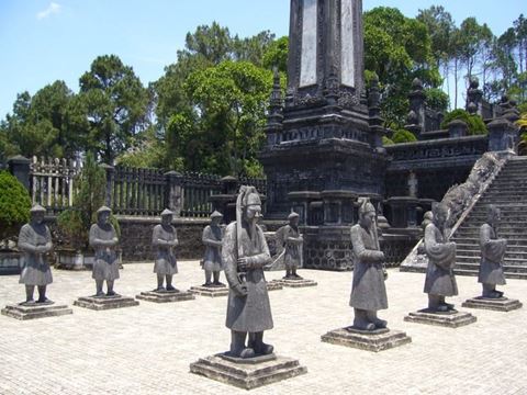 Day 4: Hue: dragon boat on the Perfume River, the Imperial Citadel and two royal tombs