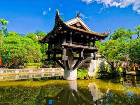 Day 2: Hanoi by car and on foot: the lakeside pagoda, the Ho Chi Minh complex and Hoa Lo