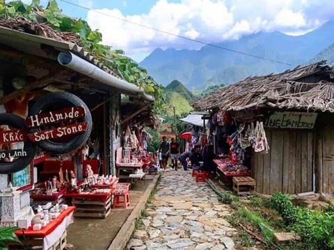Day 2: Drive to Sapa and walk down to Cat Cat village