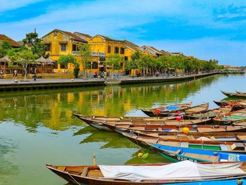 Day 5: Hoi An on foot: the market, Phuc Kien hall, an old merchant house, the Japanese Bridge and a lantern on the Thu Bon