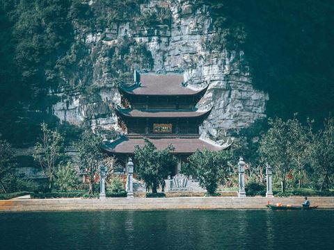 Day 7: Ninh Binh by bicycle and boat: Hoa Lu, Tam Coc or Trang An, and the Mua Cave steps