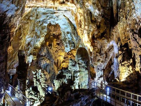 Day 6: Phong Nha-Ke Bang: by boat into Phong Nha Cave and up to Tien Son Cave