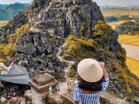 Day 7: Ninh Binh by bicycle and boat: Hoa Lu, Tam Coc or Trang An, and the Mua Cave steps