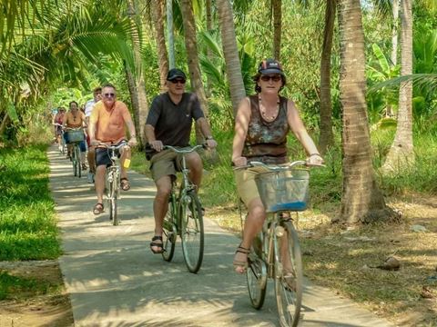 Day 6: Mekong Delta: the four islands at My Tho, a rowed sampan and a cycle round Tan Thach