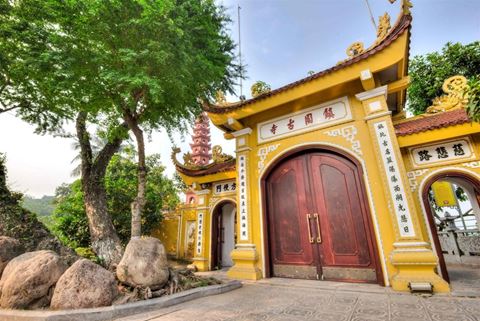Hanoi’s guided day: the West Lake pagoda, the mausoleum square, Hoa Lo and the Temple of Literature