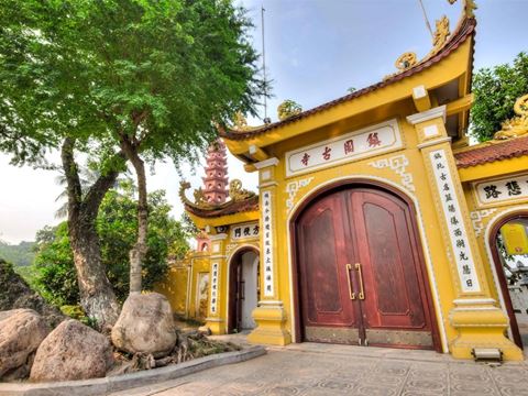 Day 2: Hanoi’s guided day: the West Lake pagoda, the mausoleum square, Hoa Lo and the Temple of Literature