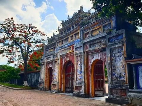 Day 4: Hue: dragon boat on the Perfume River, the Imperial Citadel and two royal tombs
