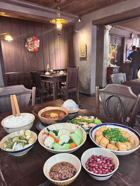 Hanoi Day Tour: Coffee Class, Michelin Lunch, Bia Hoi & Train Street – photo 8