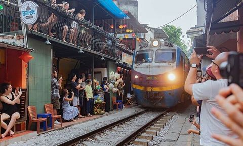 Hanoi Day Tour: Coffee Class, Michelin Lunch, Bia Hoi & Train Street – photo 2